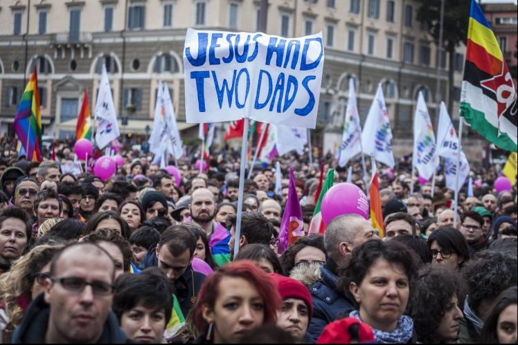 Parlamentul italian a aprobat parteneriatele civile între persoanele de același sex