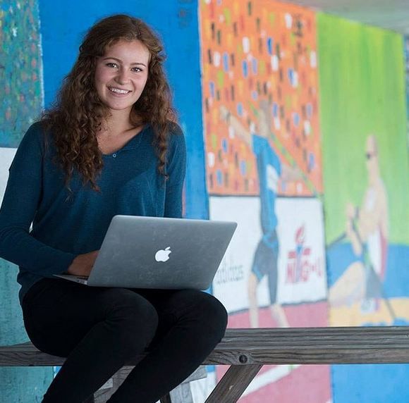 La 19 ani a devenit cea mai tânără miliardară din lume. Cum arată fata care deține o avere colosală