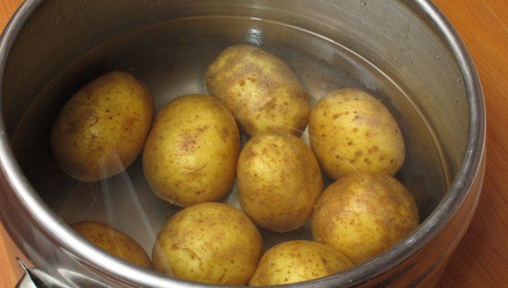 NU mai arunca apa după ce ai fiert cartofii! Vei rămâne surprins la ce e folositoare