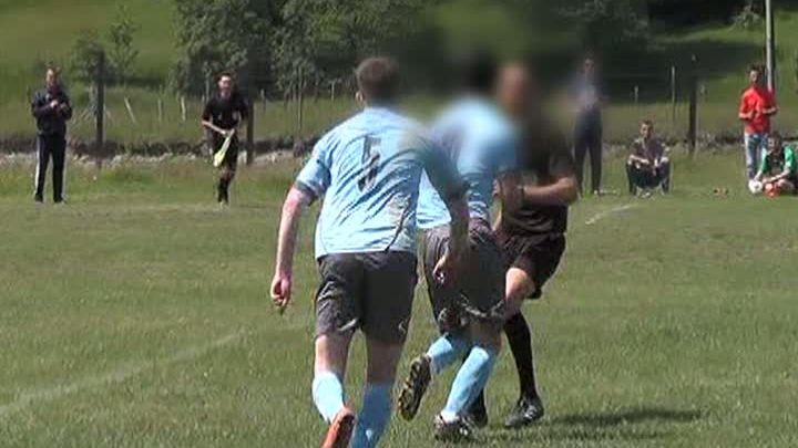 Scene şocante la un meci de fotbal, în Argeş. Arbitru bătut măr de un fotbalist