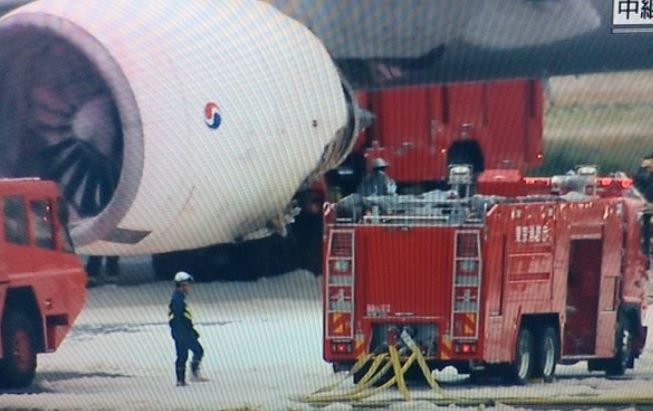 Avion cu 319 oameni la bord, EVACUAT de urgenţă, după ce unul dintre motoare a luat foc