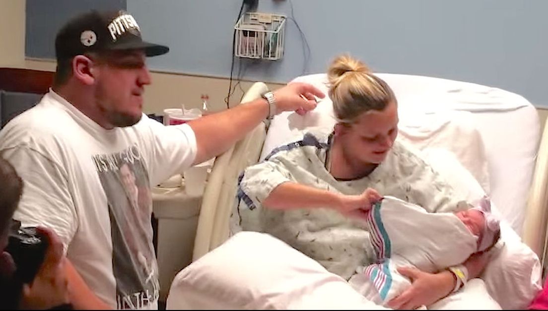 A cerut să-și vadă bebelușul abia născut. A tras scutecul și... Surpriză! A rămas fără cuvinte