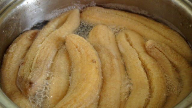 A fiert o banană în tigaie. A luat lichidul obţinut şi l-a băut. S-a vindecat pe loc
