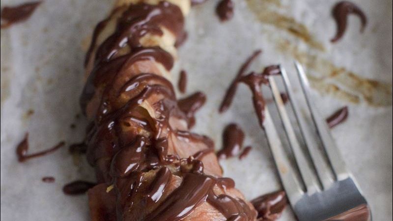 Banane la grătar, cu ciocolată neagră. Nu ai mâncat un desert mai bun şi rapid