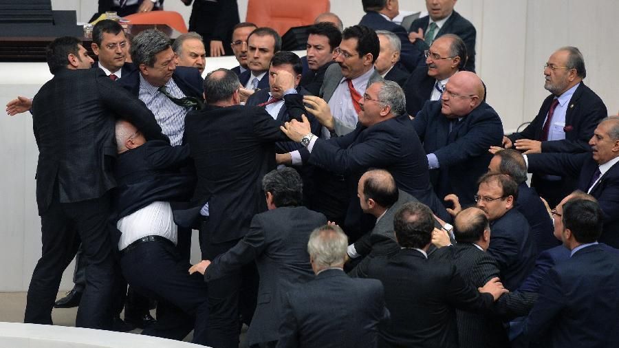 VIDEO. Bătaie ca în filme în Parlamentul Turciei