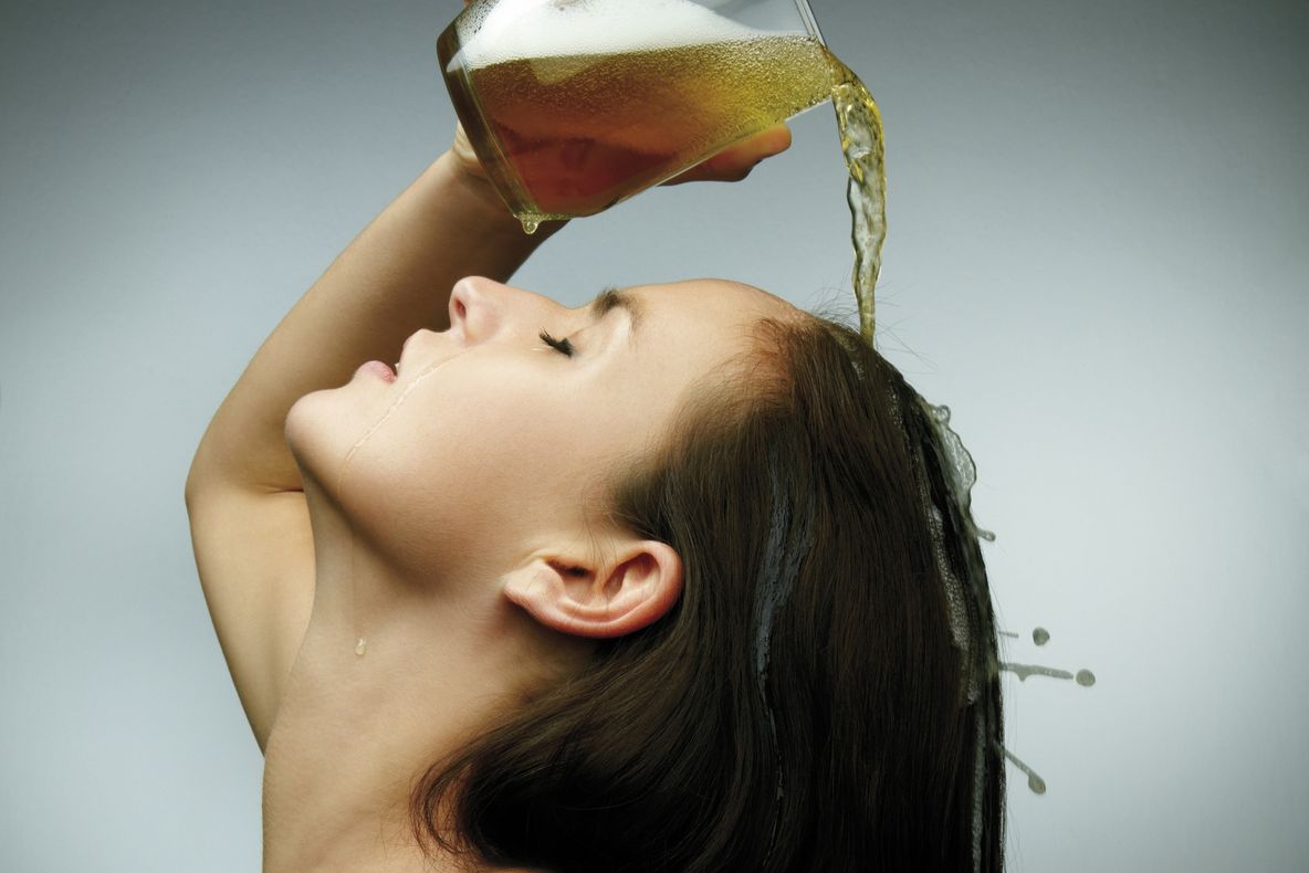 Şi-a turnat bere pe păr, apoi l-a clătit cu apă. Ce a urmat e incredibil! Vei încerca şi tu!