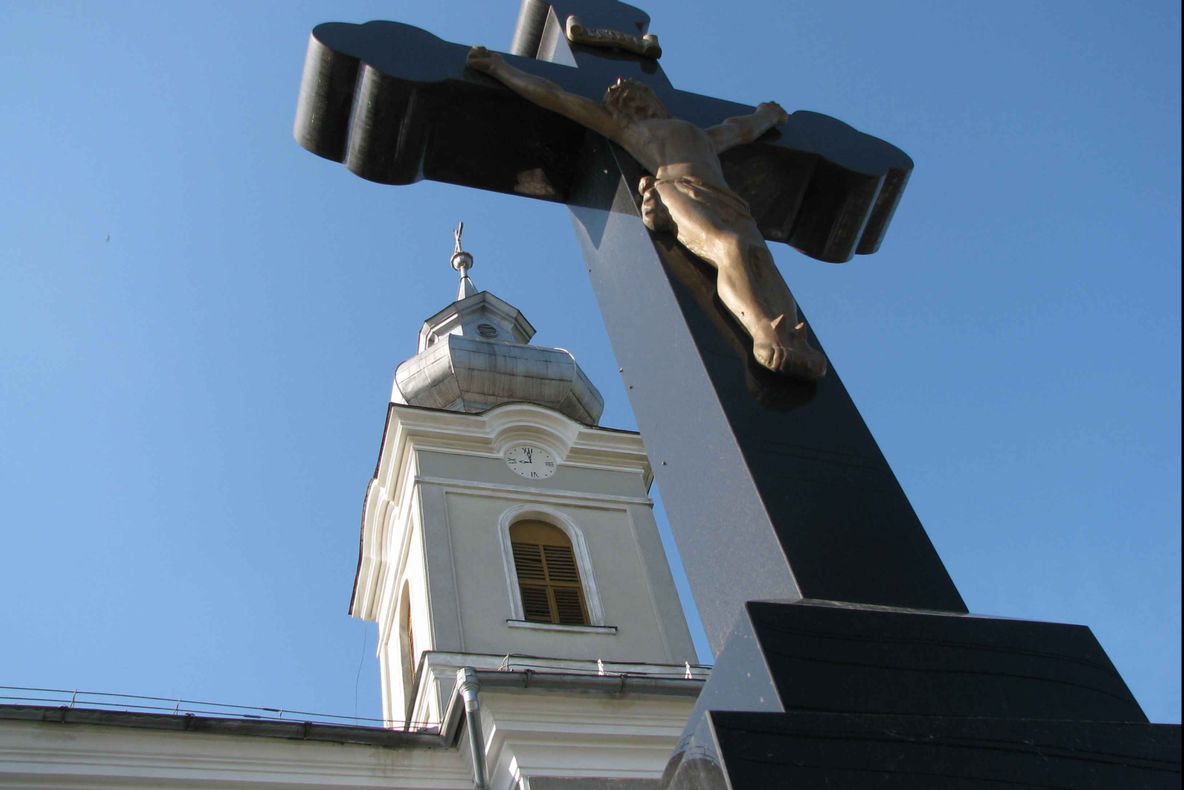 Un preot a pariat banii donați pentru refugiați! Suma e uriașă