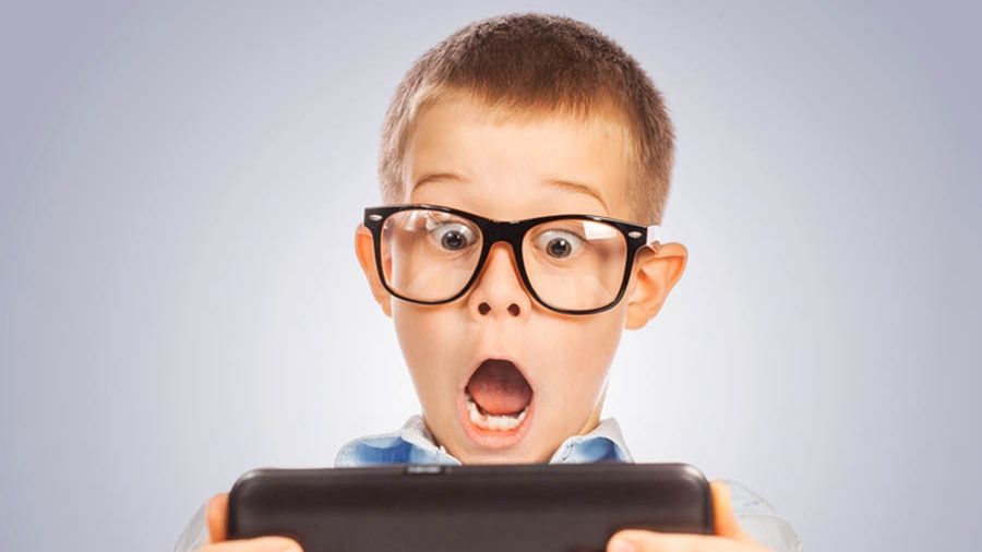 Are doar 10 ani şi a intrat pe Facebook. A rămas ŞOCAT când a văzut o poză postată de mama lui