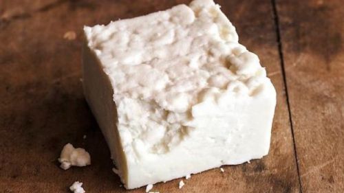 Tone de brânză, carne de vită şi peşte, confiscate din Piaţa Obor din Capitală