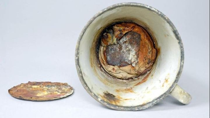 Au găsit o cană veche și i-au dezlipit interiorul. Au amuțit când au descoperit asta înăuntru