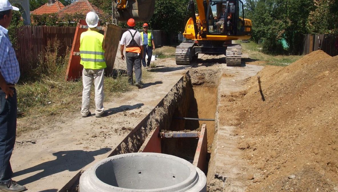 Asta e România! Au pus canalizare în pustiu, până la terenul primăriţei