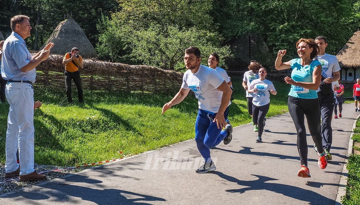 Iohannis, în ipostază inedită. A venit pe bicicletă să-şi încurajeze soţia la Semimaratonul Sibiului