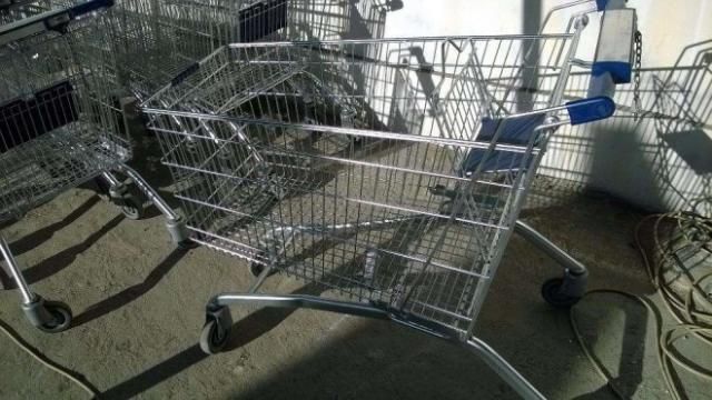 Cum deblochezi un cărucior de supermarket, fără monedă. E mai simplu decât credeai!