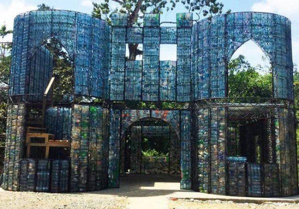 Orașul unde se construiesc case din sticle de plastic reciclate! Cum arată locuințele din PET-uri