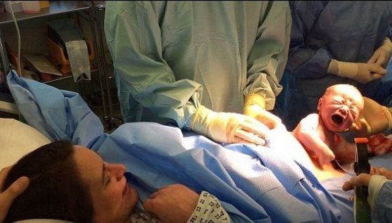 Răsturnare de situație în cazul femeii care ar fi născut acasă, PRIN CEZARIANĂ. Nașterea a fost, de fapt, NORMALĂ  