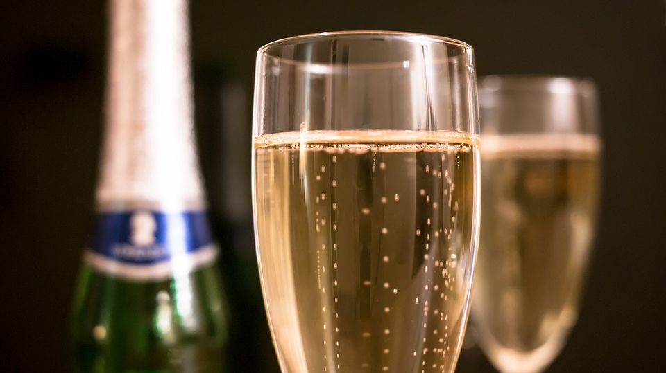 A pus şampanie într-un pahar, apoi a turnat smântănă peste ea. Ce a făcut mai departe e incredibil!