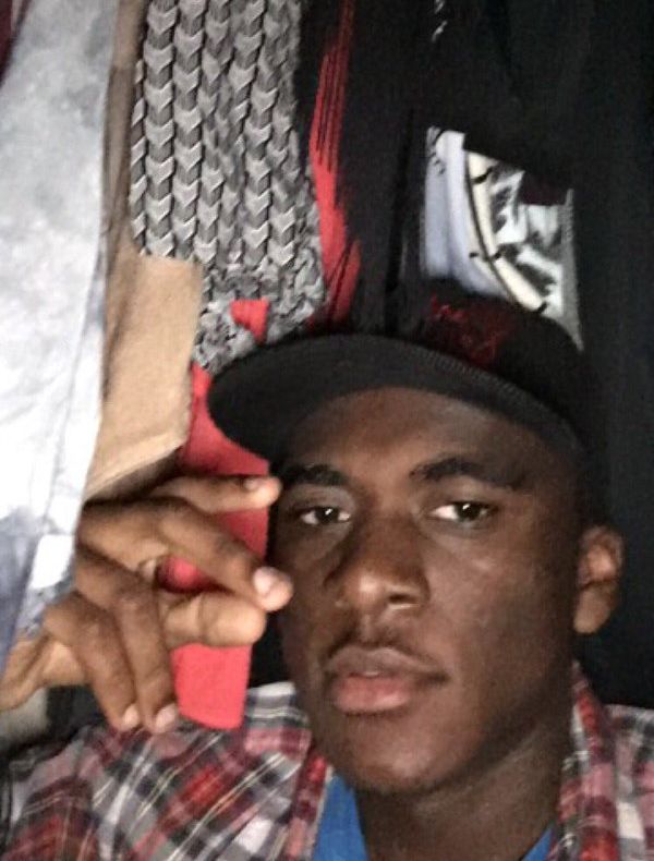 Tot internetul râde: ce a păţit un tip forţat să se ascundă când iubitul fetei la care era a venit 