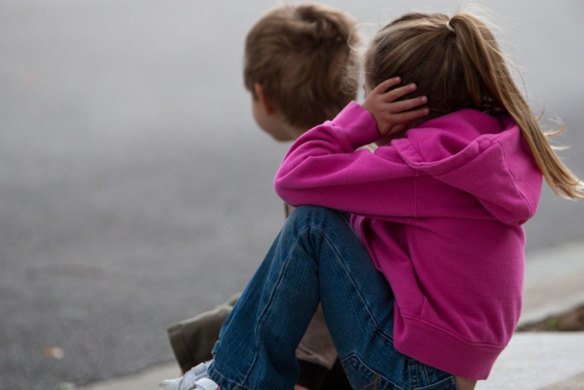 Copiii unei familii de români din Anglia, daţi spre adopţie de autorităţi unui cuplu de homosexuali