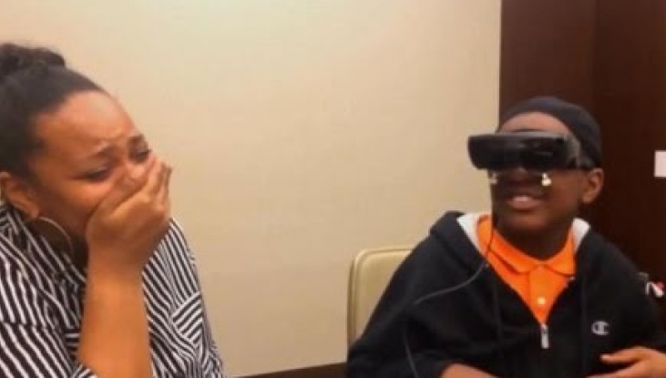 VIDEO. Un copil orb a văzut pentru prima oară. Reacţia lui te va lăsa fără cuvinte