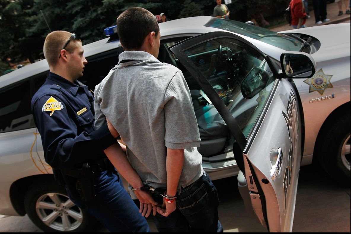 Polițiștii au arestat un bărbat. Când s-au uitat în buletin au început să-și dea coate.Cum îl cheamă