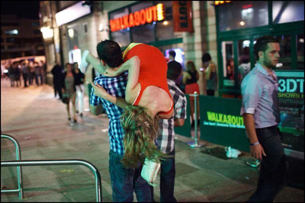 Nu ai fi zis! Cât de tare ajung să se îmbete britanicele şi cum arată. FOTO