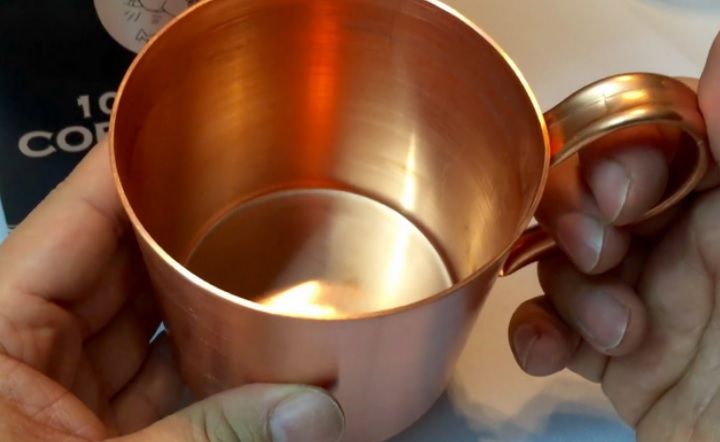 A băut apă dintr-o cană de cupru în fiecare zi, apoi i s-a întâmplat asta. Incredibil! 