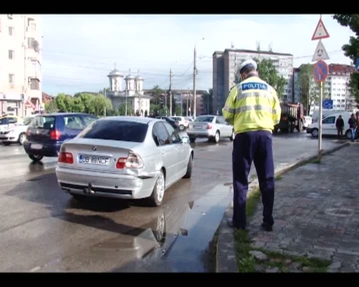 A lovit o maşină şi a intrat într-un magazin. Când s-au apropiat, poliţiştii s-au speriat