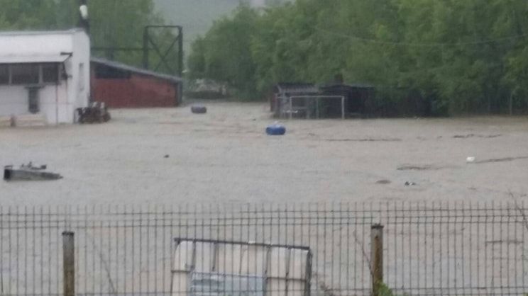 Imagini dramatice. Maşini luate de viitură pe DN7, pe Valea Oltului