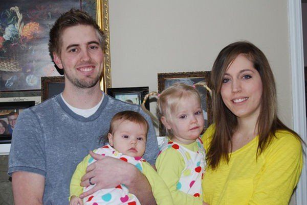 Îi rup piciorul fetiței lor, de trei ori pe zi, fără milă. Motivul? Vei rămâne șocat