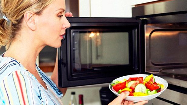 Mare atenţie! Ce boală poți să faci dacă îți încălzești mâncarea la microunde