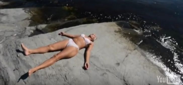 Şi-a filmat în secret mama şi a făcut imaginile publice. Motivul depăşeşte orice imaginaţie!