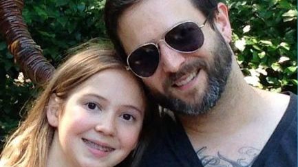 Singura lui fiică a murit. După funeralii, a mers în camera ei. Atunci a descoperit că micuța...