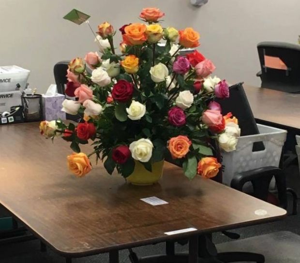 Soțul ei a murit de cancer. După 2 ani, ea a primit un buchet de flori. A citit biletul și a leșinat