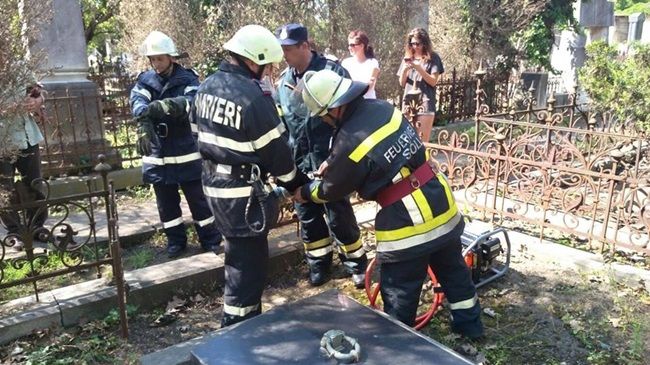 Au auzit zgomote din cavou și au chemat ajutoare. Pompierii au deschis cavoul și..