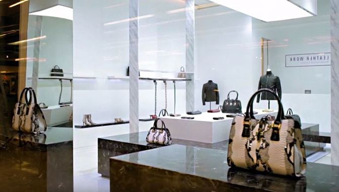 VIDEO ŞOCANT. A vrut să cumpere o geantă din piele de şarpe. Când s-a uitat în ea a îngheţat