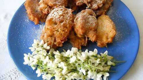 REŢETĂ: Gogoşi cu flori de salcâm. Se fac imediat şi au o aromă incredibilă!