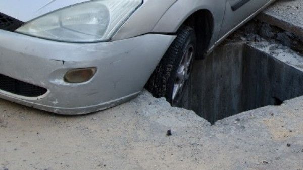 Restricţii de circulaţie. Asfaltul s-a surpat în urma unei avarii 