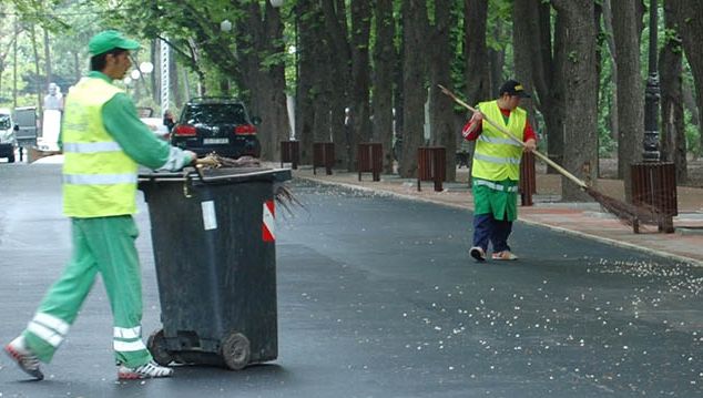 Doi gunoieri din Braşov au găsit o geantă plină cu bani, pierdută de o filipineză. Cum au reacţionat