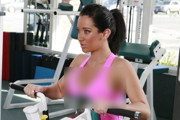 Au dat-o afară de la sală din cauza ţinutei. I-au spus că are sânii prea mari ca să poarte asta