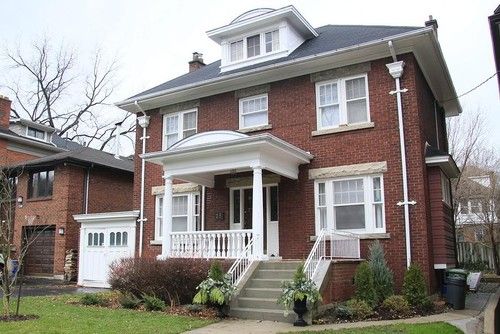 Moștenise o casă veche. A coborât în pivniță s-o aranjeze. S-a îngrozit:era mică și îi atârna carnea