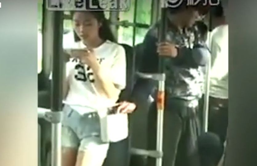 Ce se întâmplă când un hoț bagă mâna în poșeta fetei. Răsplata e șocantă și imediată