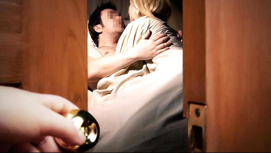 Și-a prins soția făcând sex cu alt bărbat. L-a scos în pielea goală pe stradă, apoi... E îngrozitor!