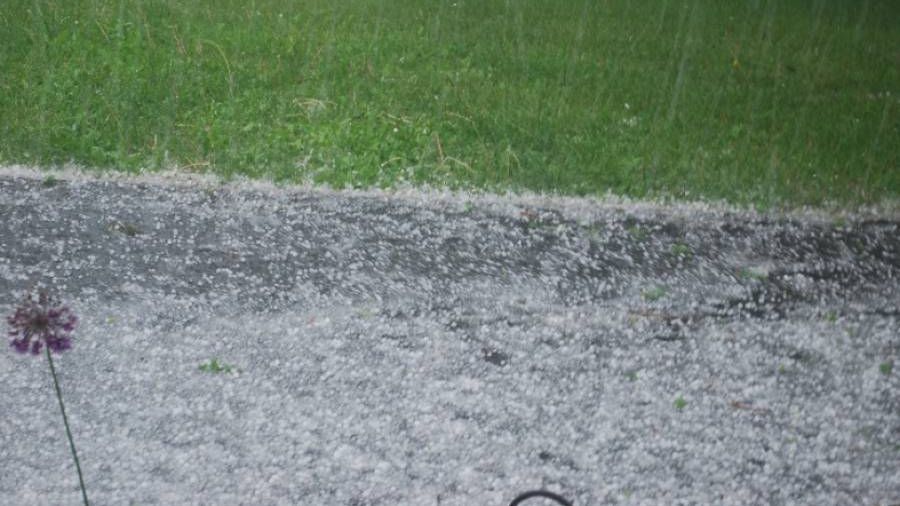 Grindină de mari dimensiuni în Valea Jiului - Sute de maşini şi acoperişuri, distruse