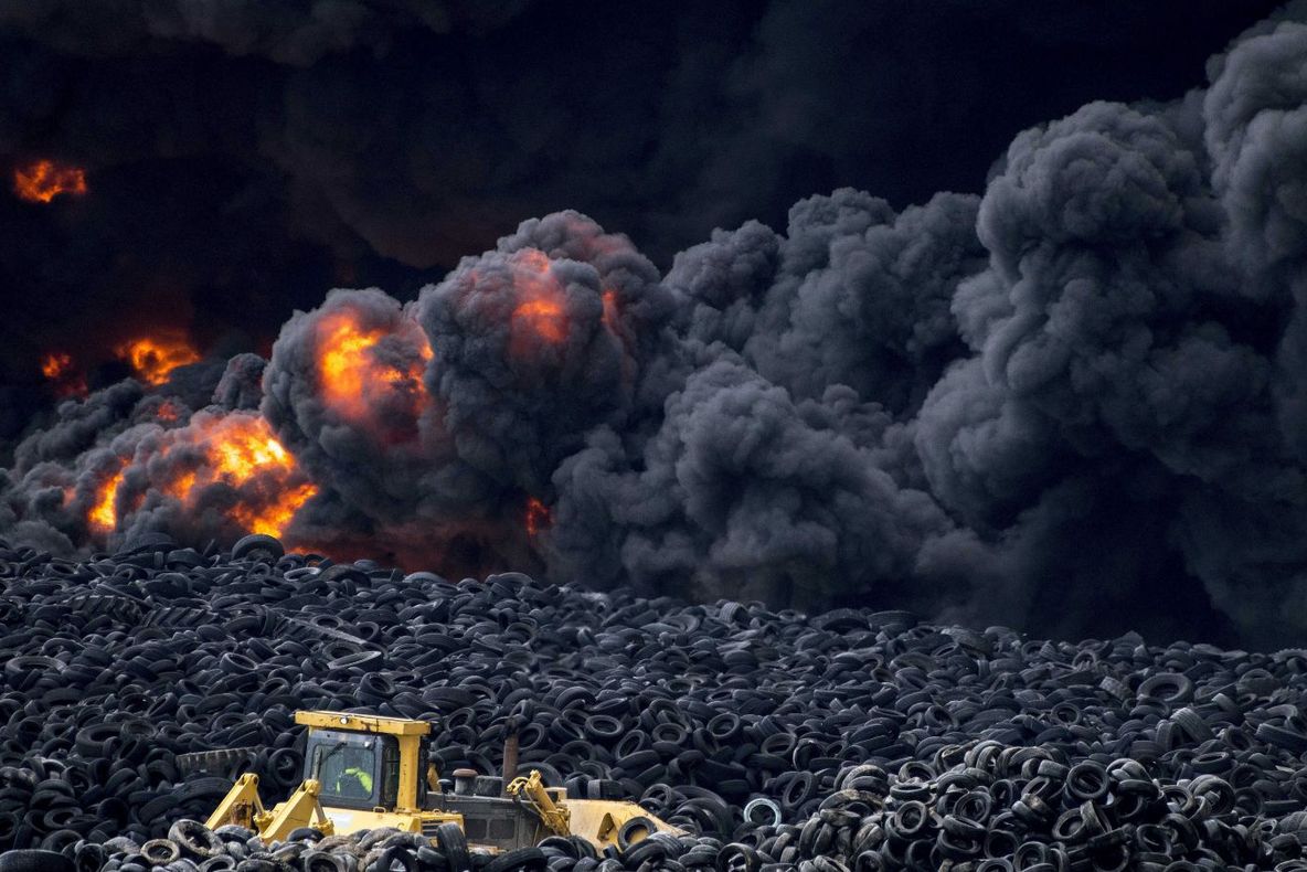 Incendiu puternic la un depozit de cauciucuri. O localitatea întreagă, evacută. FOTO