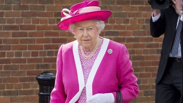 Regina, într-o vizită la școală. Elevii priveau șocați spre piciorul ei. Ce le-a atras atenția