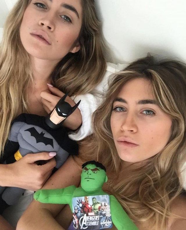 FOTO: Imaginile cu tentă sexuală postate de aceste gemene le aduc o grămadă de bani. Iată cum