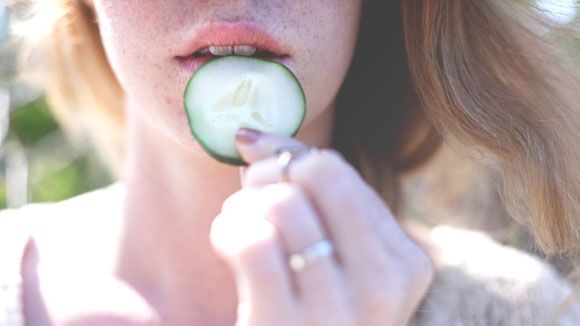 Pune o felie de castravete pe cerul gurii şi aşteaptă un minut