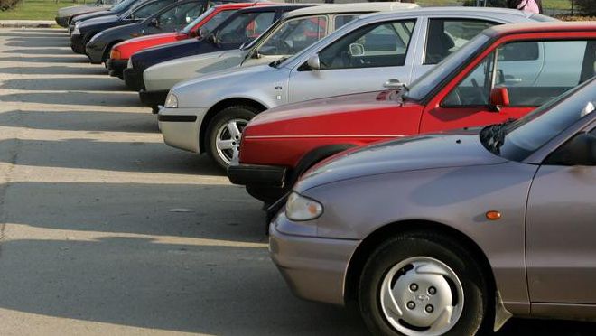 Şi-a parcat maşina şi a plecat. Ce a făcut apoi pasagera din dreapta e demn de o comedie!