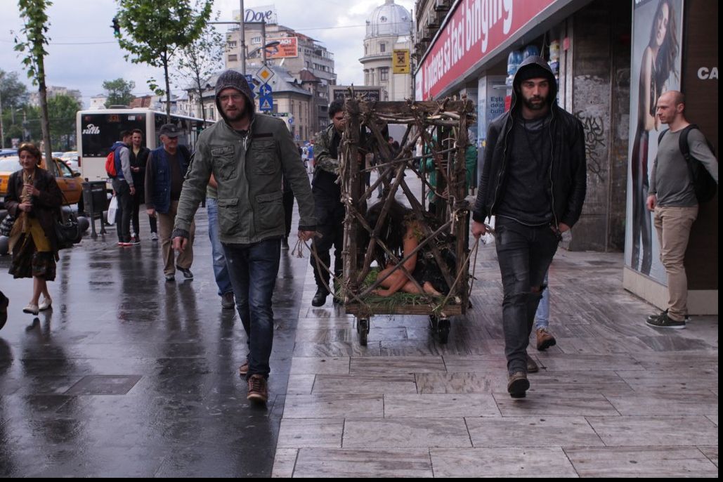Tânără închisă într-o cușcă și plimbată prin centrul Bucureștiului. Reacția trecătorilor, șocantă