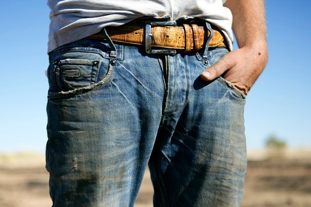 A comandat de pe Internet o pereche de blugi pentru soția sa. Când a deschis coletul, a murit de râs